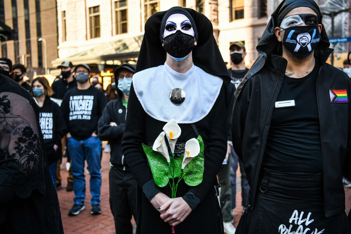 Các thành viên của nhóm Sisters of Perpetual Indulgence (Những nữ tu của Niềm đam mê Vĩnh hằng) tham gia vào cuộc tuần hành “I Can't Breathe-Silent March for Justice” (Tôi Không thể Thở – Tuần hành Lặng lẽ vì Công lý) trước Trung tâm Chính phủ Quận Hennepin hôm 07/03/2021, nơi xét xử cựu cảnh sát Minneapolis Derek Chauvin, người bị buộc tội sát hại người đàn ông Mỹ gốc Phi Châu George Floyd, sắp diễn ra tại Minneapolis, ảnh chụp hôm 08/03/2021. (Ảnh: Tribune Content Agency)
