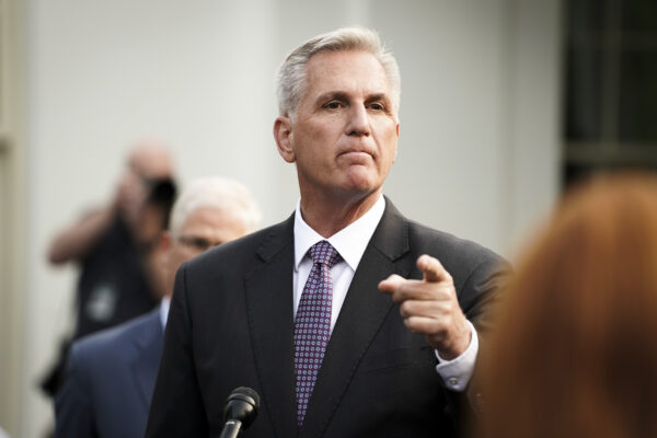 Chủ tịch Hạ viện Kevin McCarthy (Cộng Hòa-California) trình bày với báo chí sau cuộc gặp với Tổng thống Joe Biden để thảo luận về giới hạn nợ tại Tòa Bạch Ốc ở Hoa Thịnh Đốn, hôm 22/05/2023. (Ảnh: Madalina Vasiliu/The Epoch Times)