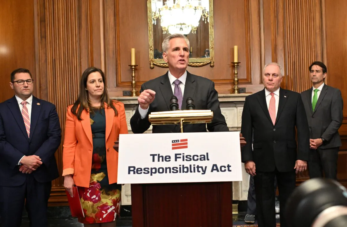 Chủ tịch Hạ viện Kevin McCarthy (Cộng Hòa-California) nói trong Phòng Rayburn sau cuộc bỏ phiếu của Hạ viện về Đạo luật Trách nhiệm Tài khóa tại Điện Capitol Hoa Kỳ ở Hoa Thịnh Đốn hôm 31/05/2023. (Ảnh: Mandel Ngan/AFP qua Getty Images)