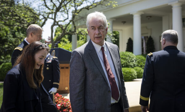 Giám đốc Tình báo Quốc gia Avril Haines và Giám đốc CIA William Burns rời một sự kiện nơi Tổng thống Joe Biden tuyên bố ý định đề cử Tướng Charles Q. Brown, Jr., làm Chủ tịch Hội đồng Tham mưu trưởng Liên quân kế tiếp tại Vườn Hồng của Tòa Bạch Ốc ở Hoa Thịnh Đốn hôm 25/05/2023. (Ảnh: Drew Angerer/Getty Images)