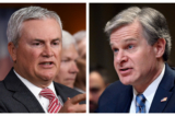 (Trái) Chủ tịch Ủy ban Giám sát và Trách nhiệm giải trình Hạ viện James Comer (Cộng Hòa-Kentucky) tổ chức một cuộc họp báo để trình bày những phát hiện sơ bộ về cuộc điều tra của họ nhắm vào gia đình Tổng thống Joe Biden, tại Hoa Thịnh Đốn, hôm 10/05/2023. (Ảnh: Chip Somodevilla/Getty Images); (Phải) Giám đốc FBI Christopher Wray làm chứng trước tiểu ban Phân bổ ngân sách của Thượng viện về yêu cầu ngân sách năm 2024 của tổng thống cho cơ quan này ở Hoa Thịnh Đốn, hôm 10/05/2023. (Ảnh: Olivier Douliery/AFP qua Getty Images)