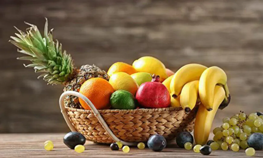 Vị ngọt của trái cây khiến nhiều người hạn chế ăn khi muốn giảm cân. Chuyên gia dinh dưỡng gợi ý rằng miễn là bạn chọn đúng loại trái cây, chất dinh dưỡng trong trái cây có thể làm tăng sự trao đổi chất, đốt cháy chất béo và giảm các bệnh tim mạch.