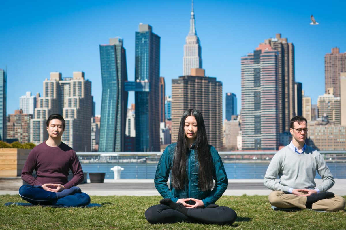 Các học viên Pháp Luân Công thiền định tại Hunter’s Point ở Queens, New York, vào ngày 04/04/2017. (Ảnh: The Epoch Times)