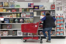 Một khách hàng của Target xem các sản phẩm trò chơi board game khi mua sắm tại một trong các cửa hàng của hãng bán lẻ này ở San Francisco hôm 15/12/2022. (Ảnh: Justin Sullivan/Getty Images)