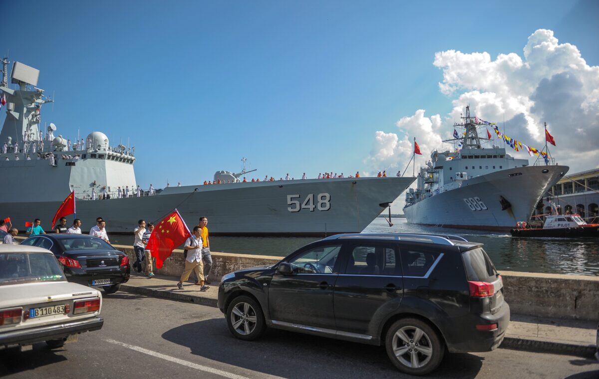 Tàu hải quân Trung Quốc Type 054A (NATO định danh: Jiankai II) và khinh hạm Ích Dương 548 (bên phải) cùng tàu tiếp tế tổng hợp 886 Thiên Đảo Hồ tiến vào cảng Havana hôm 10/11/2015. (Ảnh: Yamil Lage/AFP qua Getty Images)
