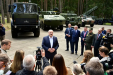 Tổng thống Belarus Alexander Lukashenko nói chuyện với các ký giả trong chuyến ghé thăm một nhà máy liên hợp công nghiệp-quân sự ở Vùng Minsk, Belarus, hôm 13/06/2023. (Ảnh: Dịch vụ Báo chí của Tổng thống Cộng hòa Belarus/Phân phát qua Reuters)