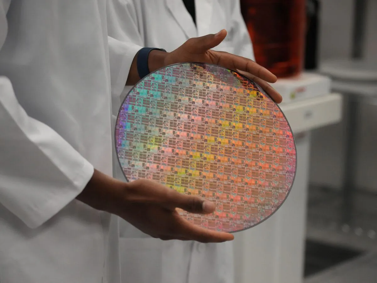 Một nhân viên cầm một tấm wafer silicon có khắc vi mạch bán dẫn tại công ty Applied Materials ở Sunnyvale, California, hôm 22/05/2023. (Ảnh: Jim Wilson/Pool/AFP qua Getty Images)