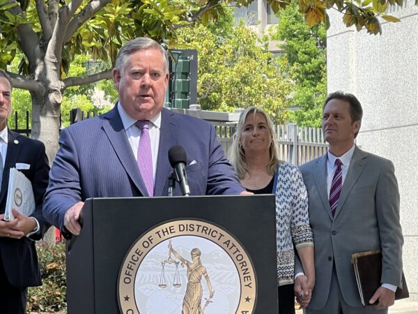 Dân biểu Ken Calvert (Cộng Hòa-California) nói chuyện tại một cuộc họp báo về sự gia tăng mạnh mẽ của tội phạm có tổ chức, trong đó có các vụ trộm và cướp tại nhà ở Hoa Kỳ có liên quan đến công dân Chile, ở Santa Ana, California, hôm 16/06/2023. (Ảnh: Brad Jones/The Epoch Times)
