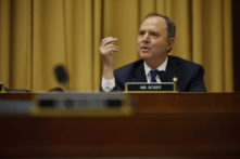 Thành viên Ủy ban Tư pháp Hạ viện, Dân biểu Adam Schiff (Dân Chủ-California), đang chất vấn Biện lý Đặc biệt John Durham trong giờ giải lao của phiên điều trần tại Tòa nhà Văn phòng Rayburn House trên Capitol Hill ở Hoa Thịnh Đốn hôm 21/06/2023. (Ảnh: Chip Somodevilla/Getty Images)