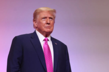 Cựu Tổng thống Donald Trump được giới thiệu tại bữa tiệc tối Ngày Lincoln của Đảng Cộng Hòa Quận Oakland tại Suburban Collection Showplace ở Novi, Michigan, hôm 25/06/2023. (Ảnh: Scott Olson/Getty Images)