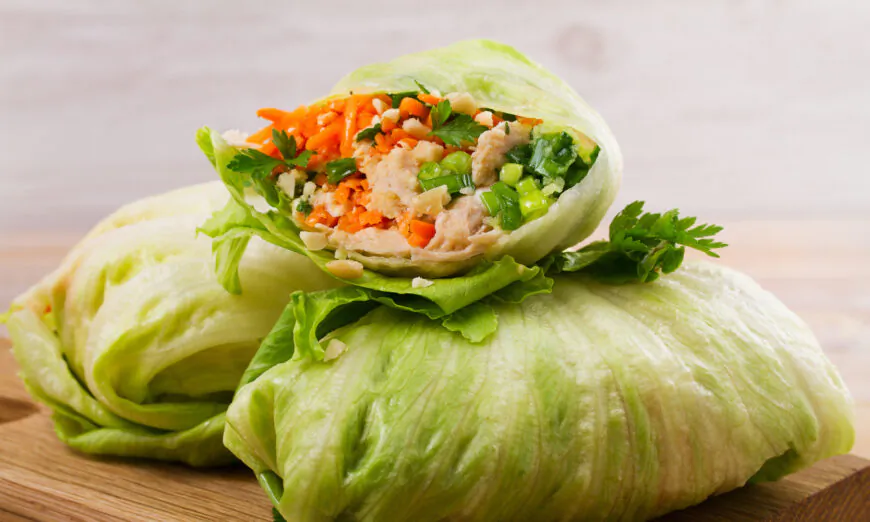 Không gì tiện lợi và ít calo hơn là dùng rau xà lách, như xà lách romaine hay xà lách Bibb để thay thế vỏ bánh tortilla hay bánh mì. (Ảnh: freeskyline/Shutterstock)