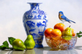 Chi tiết trong tác phẩm “Bluebird, Barletts & Cara Caras” (Chim hồng hạnh, lê Barlett & cam Cara Cara), năm 2019, tranh của họa sĩ Rebecca Korth. Tranh sơn dầu trên gỗ; Kích thước: 30 inch x 24 inch. Tác phẩm vào đến vòng chung kết cuộc thi “International ARC Salon lần thứ 14 (2019–2020)” và đạt giải danh dự trong cuộc thi “Southwest Art Artistic Excellence Competition (2019).” (Ảnh: Rebecca Korth)