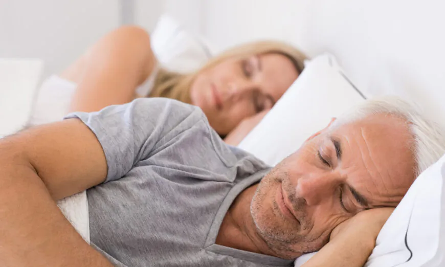 Ngoài 50 tuổi, đàn ông có nhiều khả năng bị rối loạn hành vi giấc ngủ REM hơn phụ nữ. (Ảnh: Shutterstock)