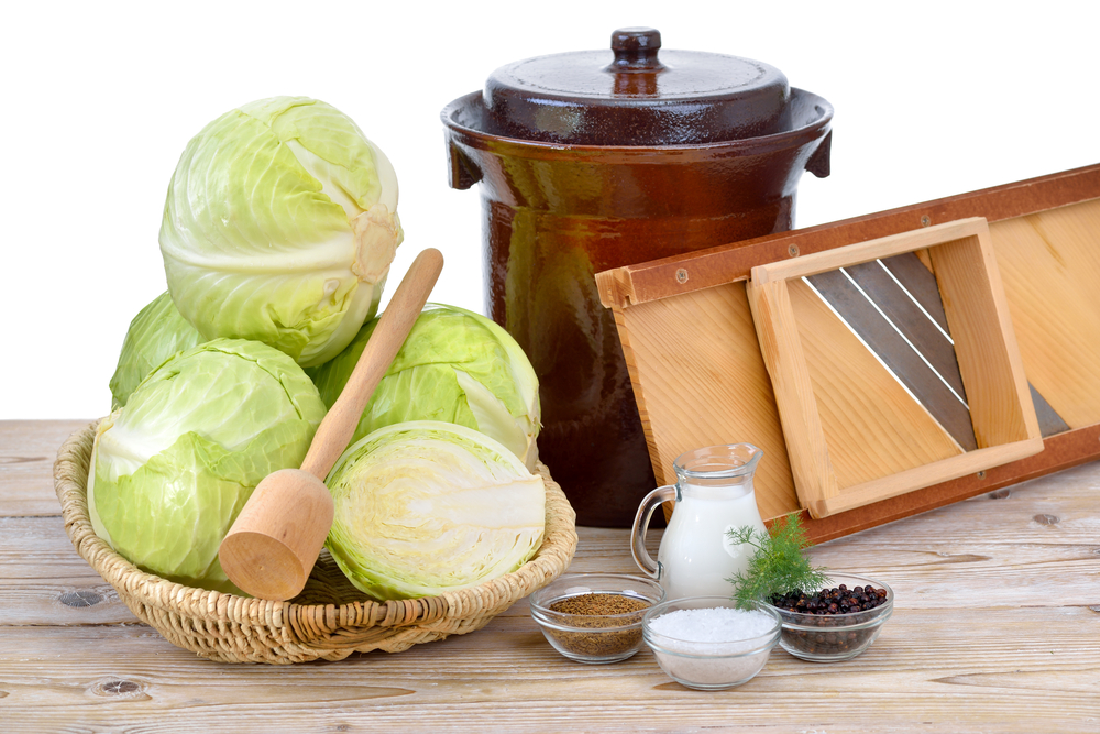 Chuyên gia làm đồ lên men thường sử dụng bình/lọ lên men bằng sành, có nắp đậy kín khí để sản phẩm lên men được hoàn hảo theo nhu cầu. (Ảnh: Karl Allgaeuer/Shutterstock)