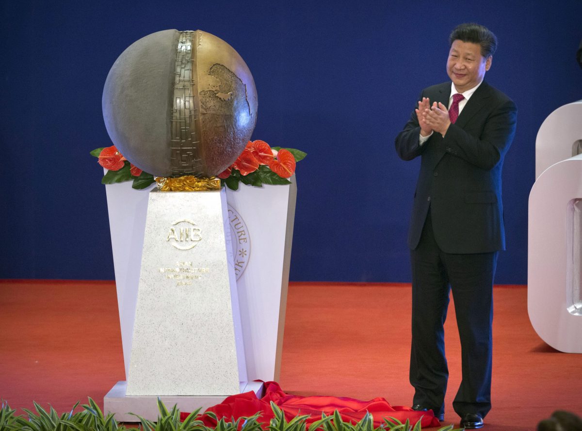 Lãnh đạo Trung Quốc Tập Cận Bình hoan nghênh sau khi khánh thành một tác phẩm điêu khắc trong lễ khai trương Ngân hàng Đầu tư Cơ sở Hạ tầng Á Châu (AIIB) tại Bắc Kinh vào ngày 16/01/2016. (Ảnh: Mark Schiefelbein/Pool qua AP Photo)