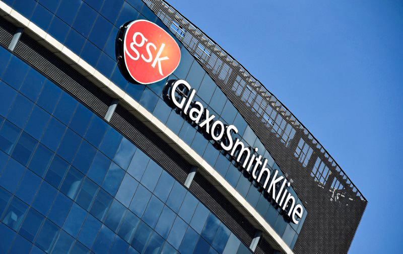 Biển hiệu GlaxoSmithKline tại các văn phòng ở London, Anh, ngày 30/03/2016. (Ảnh: Reuters/Toby Melville/File Photo)