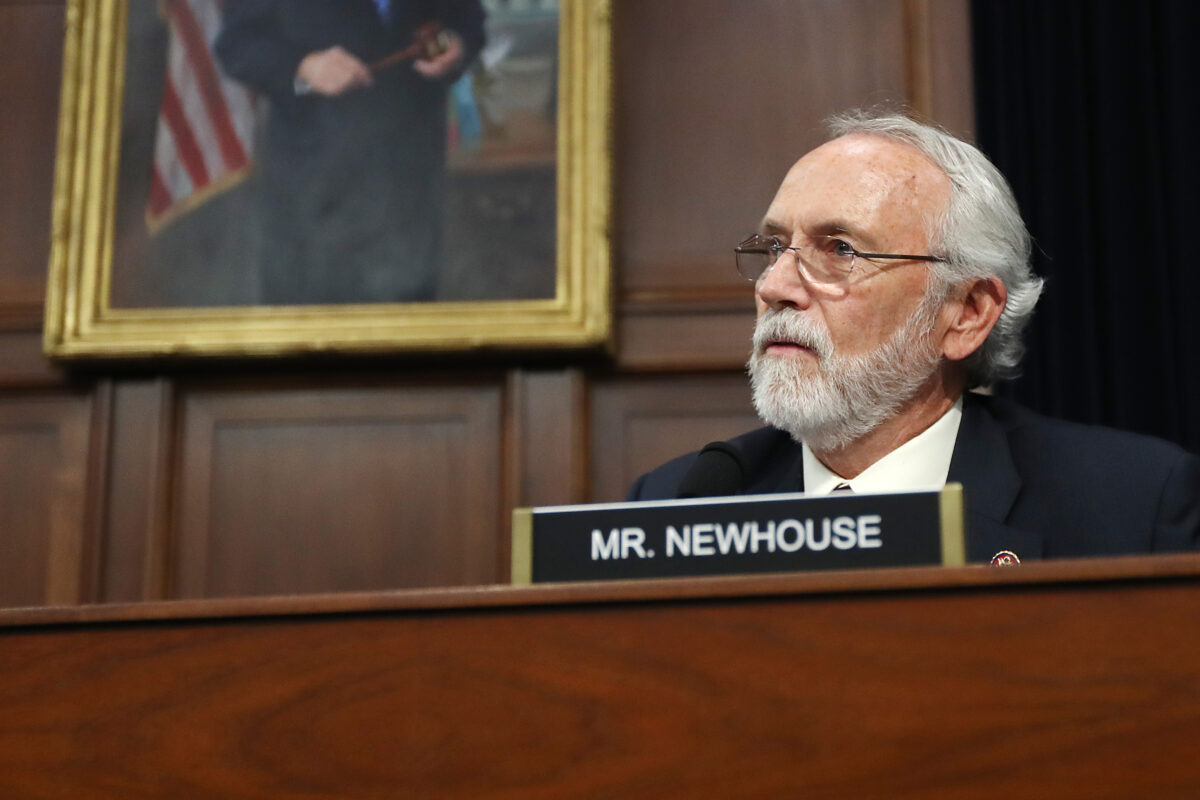 Dân biểu Dan Newhouse (Cộng Hòa-Washington) trong một phiên điều trần tại Tòa nhà Văn phòng Hạ viện Rayburn tại Capitol Hill ở Hoa Thịnh Đốn vào ngày 25/07/2019. (Ảnh: Chip Somodevilla/Getty Images)