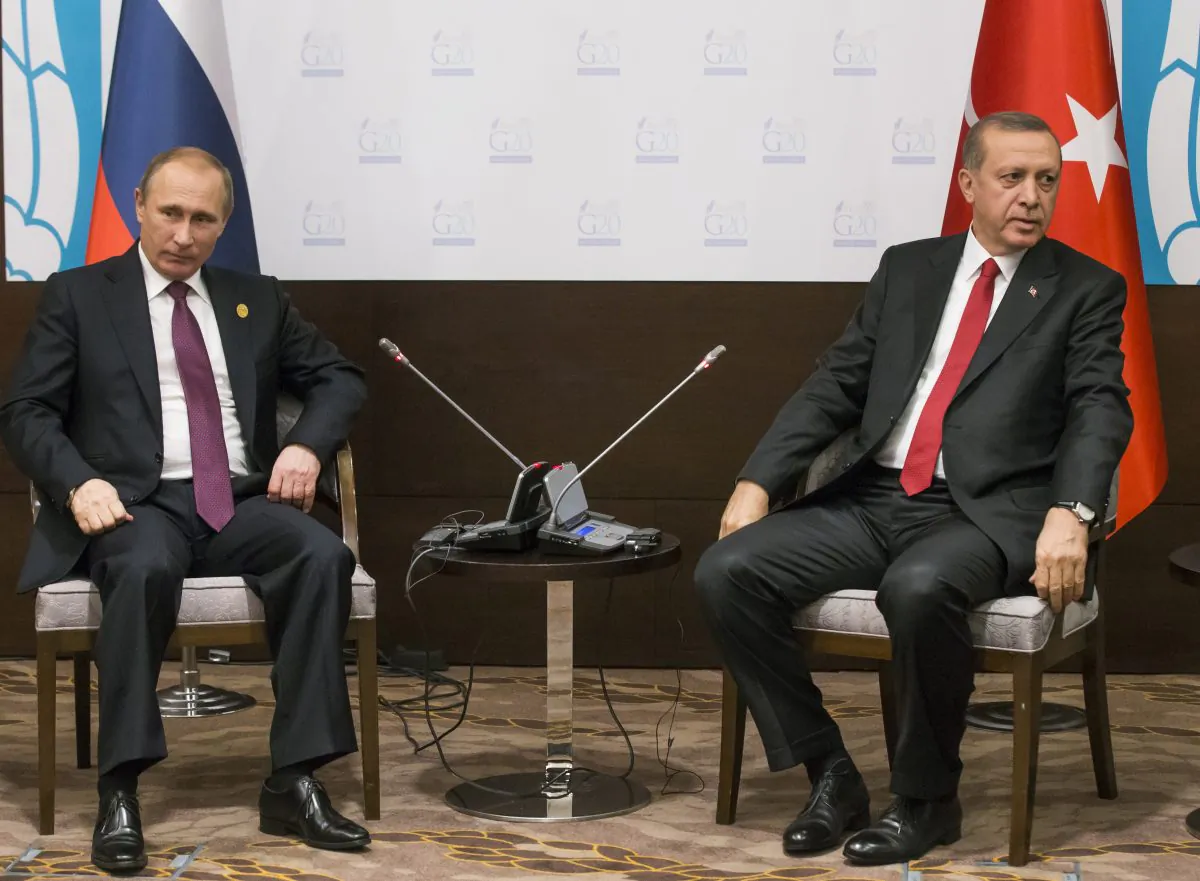 Tổng thống Nga Vladimir Putin (trái) và Tổng thống Thổ Nhĩ Kỳ Recep Tayyip Erdogan ngồi trước giới báo chí trước thềm cuộc hội đàm trong Hội nghị thượng đỉnh G-20 ở Antalya, Thổ Nhĩ Kỳ, hôm 16/11. (Ảnh: Alexander Zemlianichenko/AP Photo)