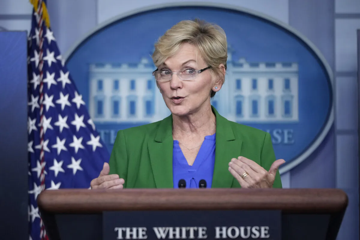 Bộ trưởng Năng lượng Jennifer Granholm trình bày tóm lược với các phóng viên tại Tòa Bạch Ốc hôm 11/05/2021. (Ảnh: Drew Angerer/Getty Images)
