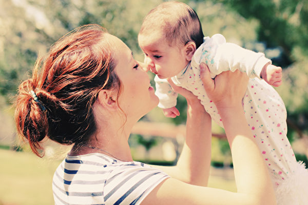 Em bé và mẹ (Ảnh: Shutterstock）