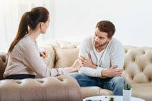 Hai nhà tâm lý học người Mỹ cho biết, một quan niệm sai lầm lâu nay của rất nhiều người là “các cặp vợ chồng hạnh phúc hiếm khi cãi nhau.” Kỳ thực không phải vậy, chỉ là họ có cách “tranh luận hiệu quả hơn” mà thôi. (Ảnh: Shutterstock)