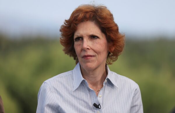 Bà Loretta J. Mester, chủ tịch và giám đốc điều hành của Ngân hàng Dự trữ Liên bang Cleveland, quan sát Công viên Quốc gia Grand Teton, nơi các nhà lãnh đạo tài chính từ khắp nơi trên thế giới tập trung cho Hội nghị Chuyên đề Kinh tế Jackson Hole bên ngoài Jackson Hole, Wyoming, hôm 26/08/2022. (Ảnh: Jim Urquhart/Reuters)