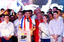 Ứng cử viên tổng thống Paraguay Santiago Peña của Đảng Colorado cầm quyền diễn thuyết tại trụ sở đảng khi ông và ứng cử viên đồng tranh cử Pedro Alliana dẫn đầu cuộc đua cho chức vị tổng thống của Paraguay, theo những kết quả ban đầu, ở Asunción, Paraguay, hôm 30/04/2023. (Ảnh: Agustin Marcarian/Reuters)