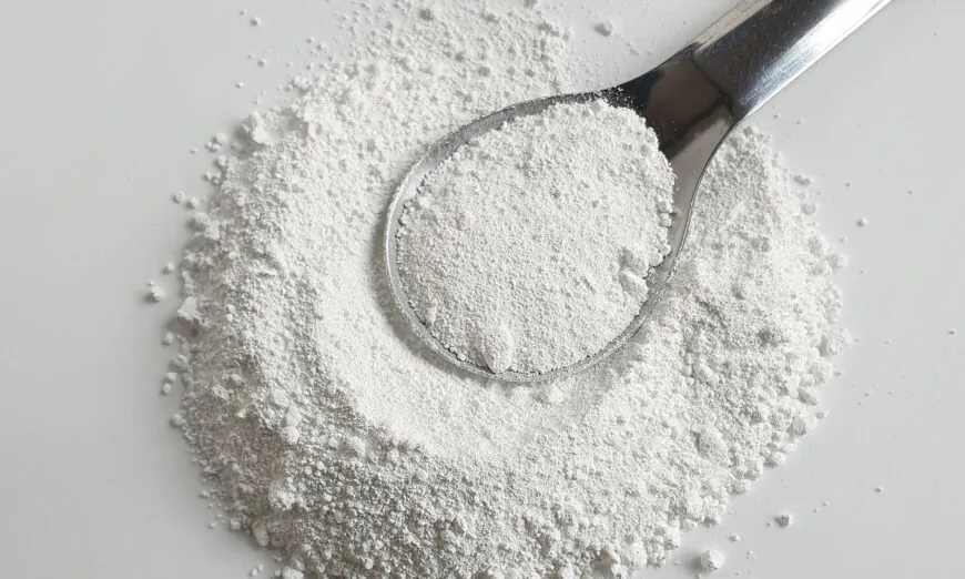 Titanium dioxide đã bị cấm làm chất phụ gia thực phẩm ở Liên minh  u Châu kể từ tháng 02/2022, chín tháng sau khi Cơ quan An toàn Thực phẩm  u Châu công bố một báo cáo xem đây là chất phụ gia thực phẩm không an toàn.(Ảnh: Meowcyber/Shutterstock)