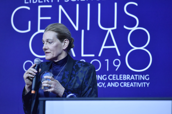 Nữ Giám đốc điều hành kiêm Chủ tịch của United Therapeutics. Người đồng sáng lập Sirius XM Martine Rothblatt nói trên sân khấu trong Genius Gala 8 của Trung tâm Khoa học Tự do (Liberty Science Center) tại Trung tâm Khoa học Tự do vào ngày 13/05/2019. (Ảnh: Eugene Gologursky/Getty Images cho Trung tâm Khoa học Tự do)