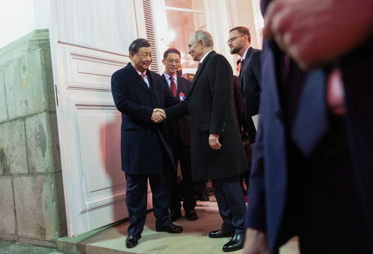 Tổng thống Nga Vladimir Putin tiễn nhà lãnh đạo Trung Quốc Tập Cận Bình sau tiệc chiêu đãi sau cuộc đàm thoại của họ tại Điện Kremlin ở Moscow hôm 21/03/2023. (Ảnh: Pavel Byrkin/Sputnik/AFP qua Getty Images)
