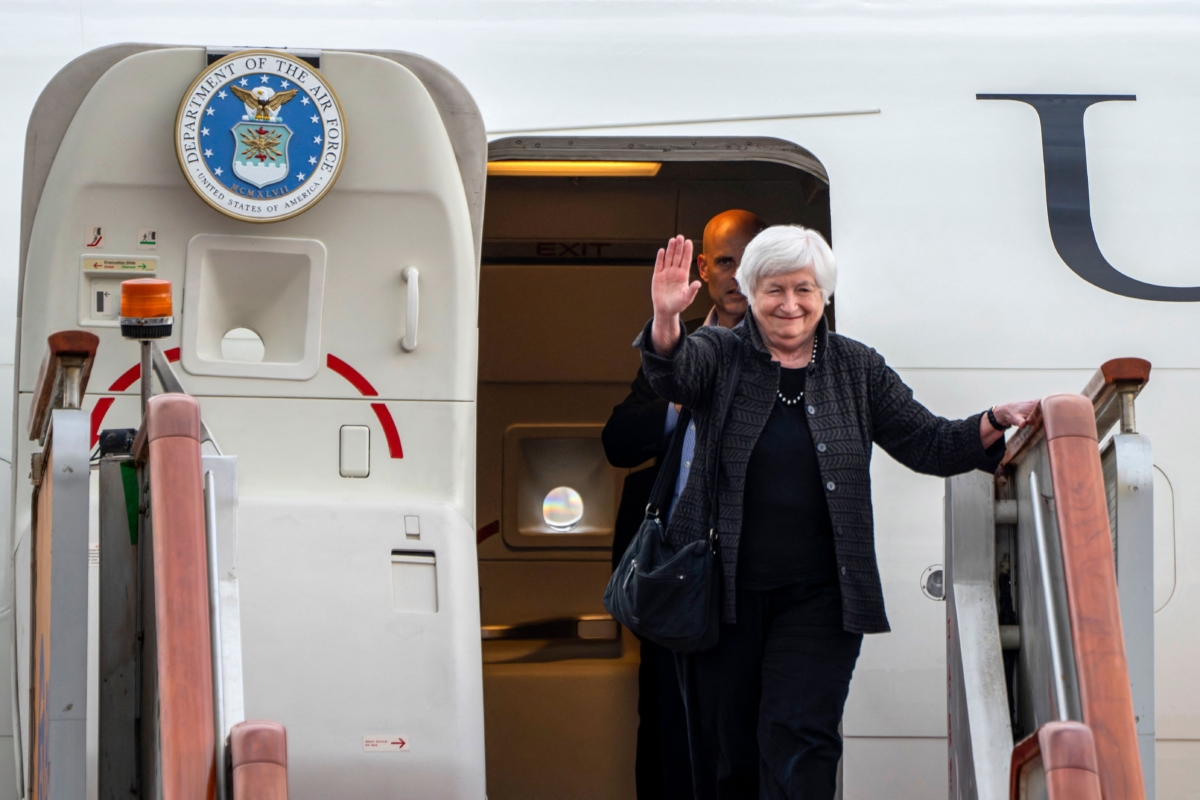 Bộ trưởng Ngân khố Hoa Kỳ Janet Yellen đến Phi trường Quốc tế Thủ đô Bắc Kinh ở Bắc Kinh hôm 06/07/2023. (Ảnh: Mark Schiefelbein/Pool/AFP qua Getty Images)