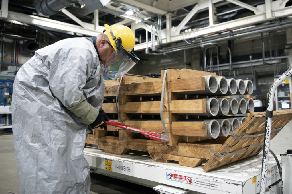 Một người điều khiển đang cắt các dải kim loại trên một tấm pallet có hỏa tiễn chứa chất độc thần kinh GB, tại Kho Quân đội Blue Grass gần Richmond, Kentucky vào ngày 06/07/2022. (Ảnh: Lục quân Hoa Kỳ qua AP)