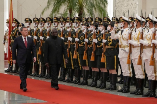 Thủ tướng Quần đảo Solomon Manasseh Sogavare (Phải) và Thủ tướng Trung Quốc Lý Cường duyệt đội danh dự trong buổi lễ nghênh đón tại Đại lễ đường Nhân dân ở Bắc Kinh, Trung Quốc hôm 10/07/2023. (Ảnh: Andy Wong/POOL/AFP qua Getty Images)