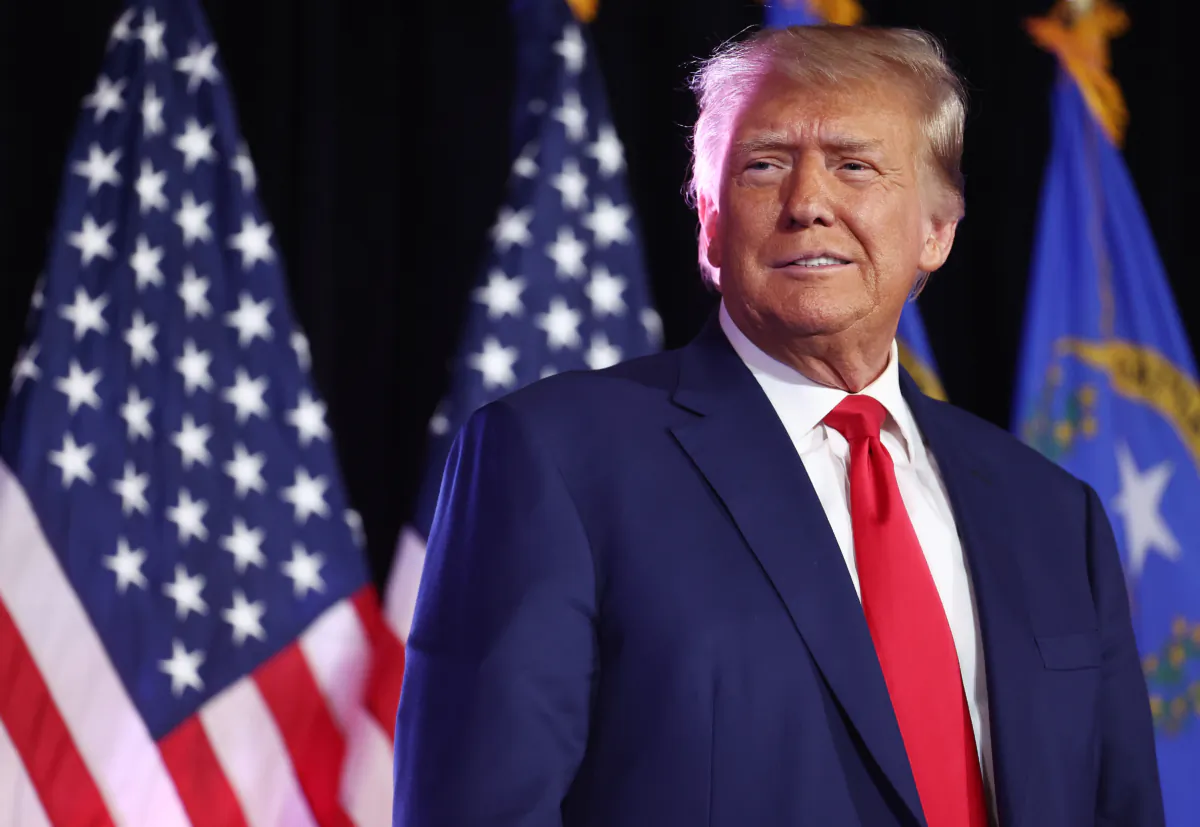 Cựu Tổng thống và ứng cử viên tổng thống thuộc Đảng Cộng Hòa Donald Trump chuẩn bị diễn thuyết tại một sự kiện chiêu mộ tình nguyện viên cho Đảng Cộng Hòa ở Nevada tại Fervent: A Calvary Chapel ở Las Vegas hôm 08/07/2023. (Ảnh: Mario Tama/Getty Images)