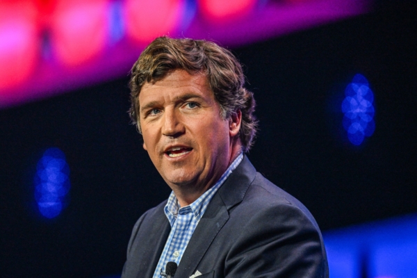Cựu người dẫn chương trình của Fox News Tucker Carlson diễn thuyết tại Hội nghị của Turning Point Action ở West Palm Beach, Florida, hôm 15/07/2023. (Ảnh: Giorgio Viera/AFP qua Getty Images)