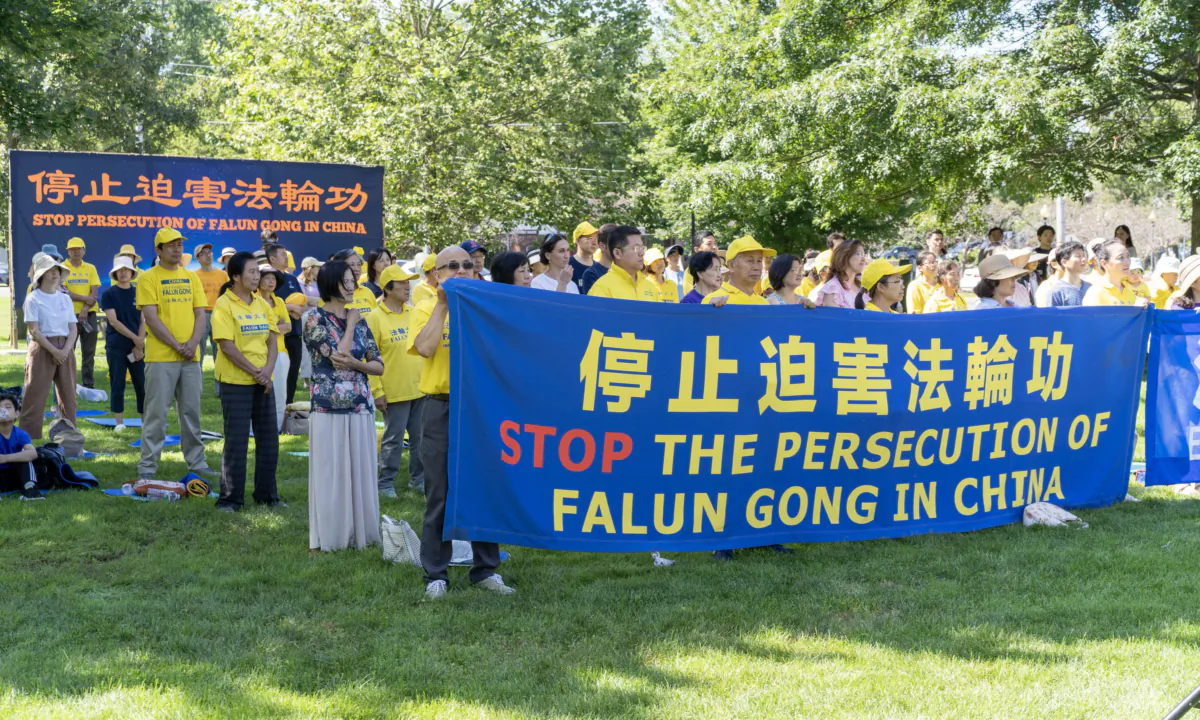 Một cuộc tập hợp kêu gọi chấm dứt đàn áp Pháp Luân Công ở Trung Quốc tại Goshen, New York, hôm 22/07/2023. (Ảnh: Cara Ding/The Epoch Times)