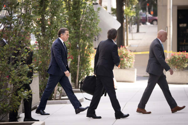 Ông Hunter Biden đến Tòa nhà Liên bang J. Caleb Boggs ở Wilmington, Delaware, hôm 26/07/2023. (Ảnh: Madalina Vasiliu/The Epoch Times)