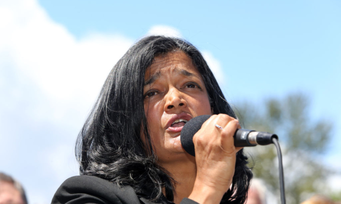 Dân biểu Pramila Jayapal (Dân Chủ-Washington) tại một cuộc họp báo ở SeaTac, tiểu bang Washington, vào ngày 09/06/2018. (Ảnh: Karen Ducey/Getty Images)