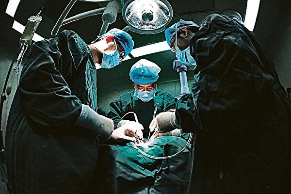 Theo Tổ chức Quốc tế Điều tra Cuộc đàn áp Pháp Luân Công, Bộ Y tế ĐCSTQ với sự tham gia của quân đội đã thành lập các ngân hàng nội tạng lớn trên cả nước. (Ảnh tư liệu của Epoch Times)