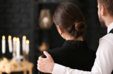 Một cặp vợ chồng thương tiếc người đã mất. (Ảnh: Shutterstock)
