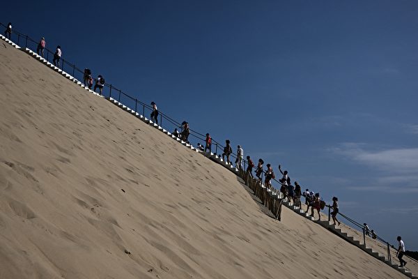 Ngày 09/07/2023, tại La Teste-de-Buch nước Pháp, du khách đến thăm quan Dune of Pilat. Đây là cồn cát cao nhất châu Âu. (Ảnh: Philippe López/AFP)