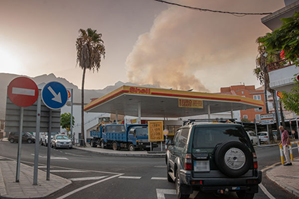Hôm 16/08/2023, một đám cháy rừng bùng phát tại thị trấn Arafo ở Tenerife, Tây Ban Nha, khói dày đặc bốc lên từ xa. (Ảnh: Desiree Martin/AFP)