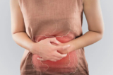Táo bón lâu ngày có thể làm tăng nguy cơ ung thư. Bấm huyệt có thể giúp cải thiện tình trạng táo bón một cách nhanh chóng. (Ảnh: Emily Frost/Shutterstock）