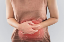 Táo bón lâu ngày có thể làm tăng nguy cơ ung thư. Bấm huyệt có thể giúp cải thiện tình trạng táo bón một cách nhanh chóng. (Ảnh: Emily Frost/Shutterstock）