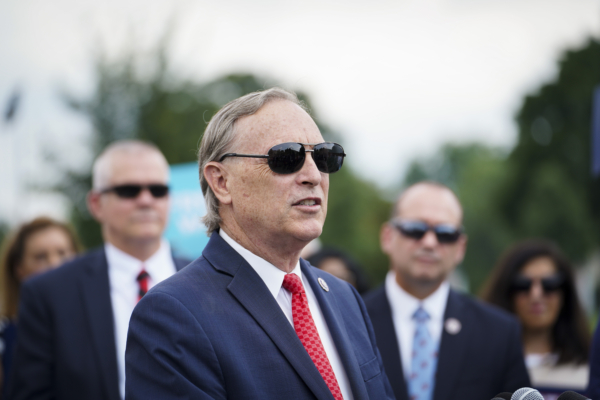 Dân biểu Andy Biggs (Cộng Hòa-Arizona) trình bày trong một cuộc họp báo của House Freedom Caucus về các khoản phân bổ ngân sách tại House Triangle ở Capitol Hill, Hoa Thịnh Đốn, hôm 25/07/2023. (Ảnh: Madalina Vasiliu/The Epoch Times)