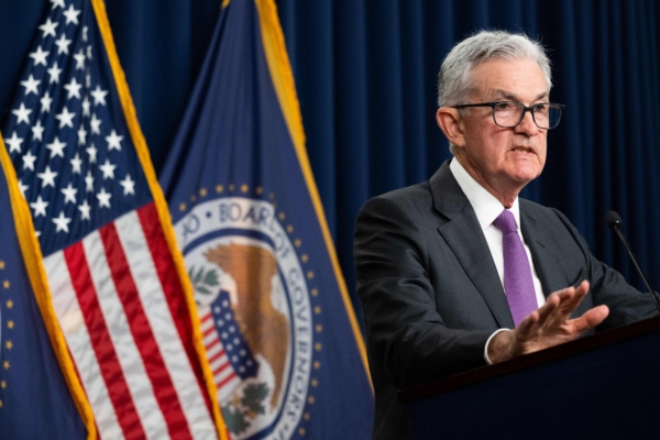 Chủ tịch Hội đồng Dự trữ Liên bang Jerome Powell nói trong cuộc họp báo sau cuộc họp của Ủy ban Thị trường Mở Liên bang tại Cục Dự trữ Liên bang ở Hoa Thịnh Đốn, hôm 26/07/2023. (Ảnh: Saul Loeb/AFP qua Getty Images)