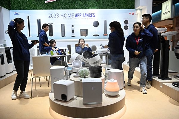 Du khách xem các thiết bị gia dụng tại Hội chợ Điện tử Mùa xuân Hồng Kông hôm 12/04/2023. (Ảnh: Peter Parks/AFP)
