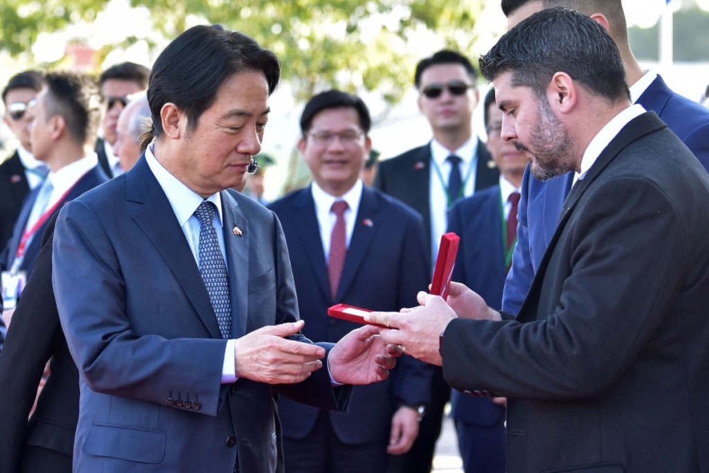 Phó Tổng thống Đài Loan William Lại Thanh Đức (Trái) nhận Chìa khóa Thành phố từ Thị trưởng Asuncion Oscar Rodriguez khi hạ cánh xuống Phi trường Quốc tế Silvio Pettirossi ở Luque, Paraguay, hôm 14/08/2023. Ông đến để dự lễ nhậm chức của Tổng thống đắc cử Santiago Pena. (Ảnh: Norberto Duarte/AFP qua Getty Images)