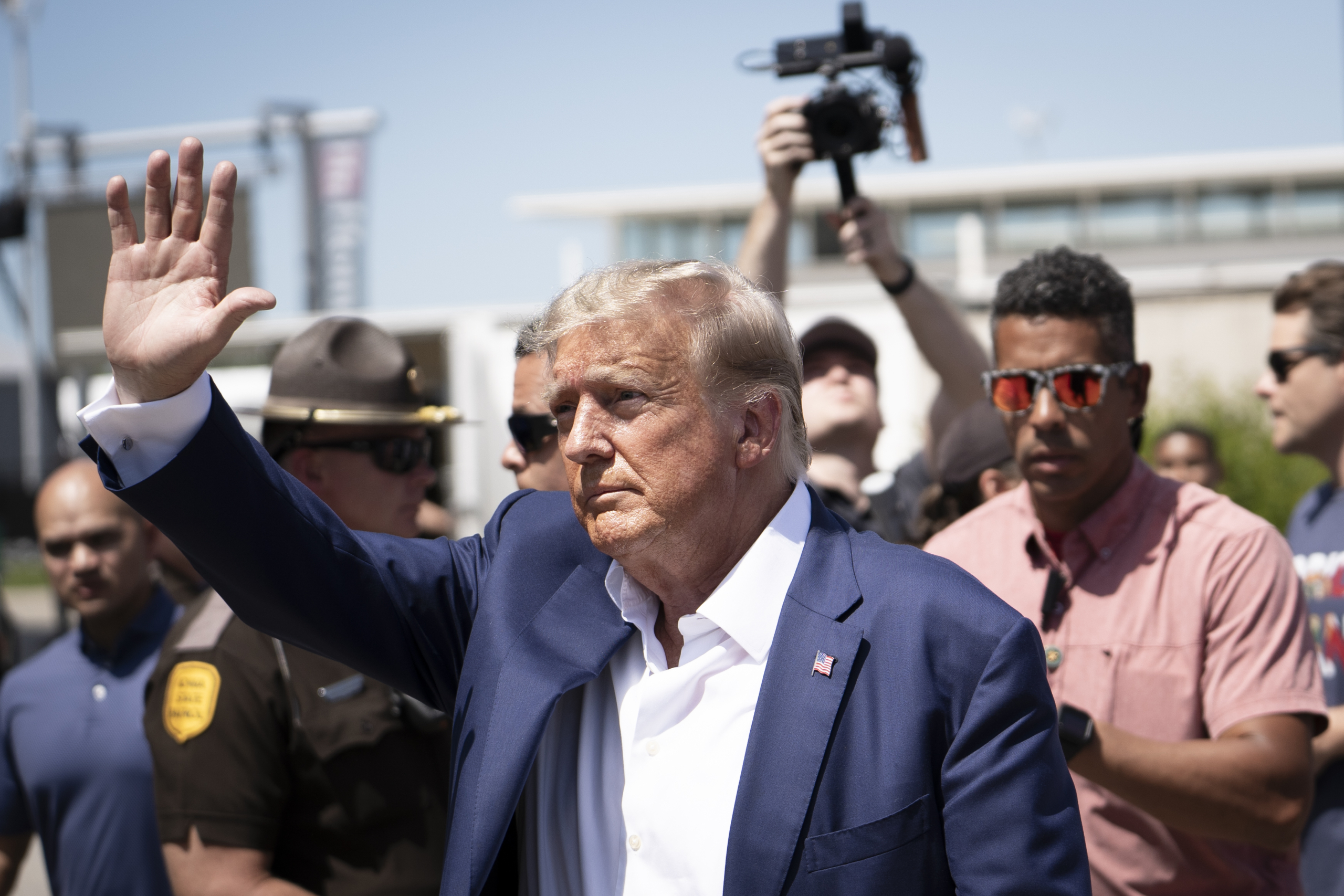 Cựu Tổng thống Donald Trump rời Hội chợ Tiểu tiểu bang Iowa ở Des Moines, Iowa, hôm 12/08/2023. (Ảnh: Madalina Vasiliu/The Epoch Times)