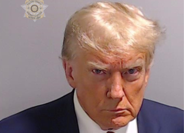 Cựu Tổng thống Hoa Kỳ Donald Trump, cũng là ứng cử viên hàng đầu cho đề cử tổng thống của Đảng Cộng Hòa, đã hoàn tất thủ tục câu lưu và được tại ngoại sau khi nộp tiền bảo lãnh tại Nhà tù Quận Fulton hôm 24/08/2023. (Ảnh: Văn phòng Cảnh sát trưởng Quận Fulton)